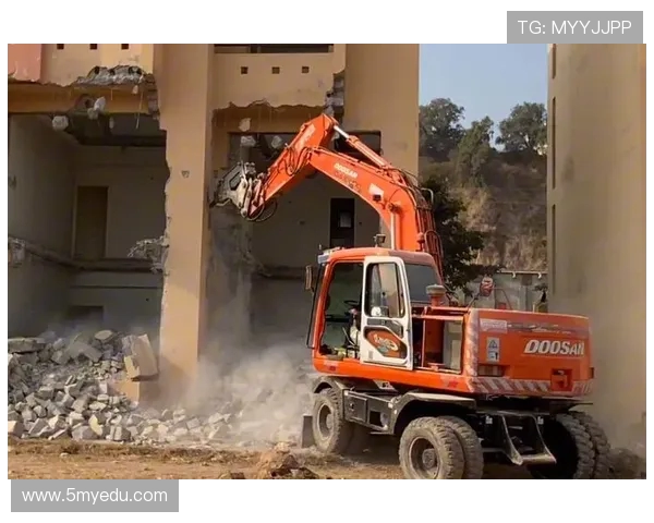 挖掘机拆迁楼房稳固点